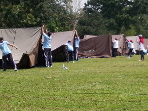 Para peserta tengah asik mendirikan tenda