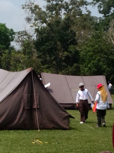 Juri sedang memberikan penilaian tenda PT Bank Mandiri (Persero) Tbk