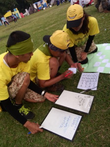 Peserta dari Indosat sedang fokus menyusun sandi