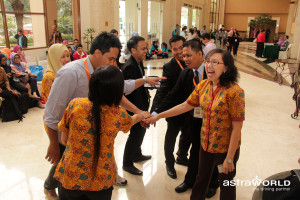 AstraWorld - Yelyel Mendukung Peserta Yang Akan Presentasi