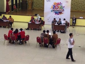 Para peserta kompetisi tampak serius menjawab soal yang diberikan panitia